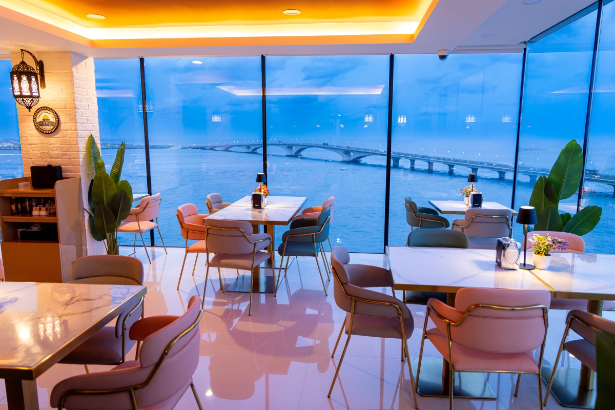 Lazeez Gourmet interior