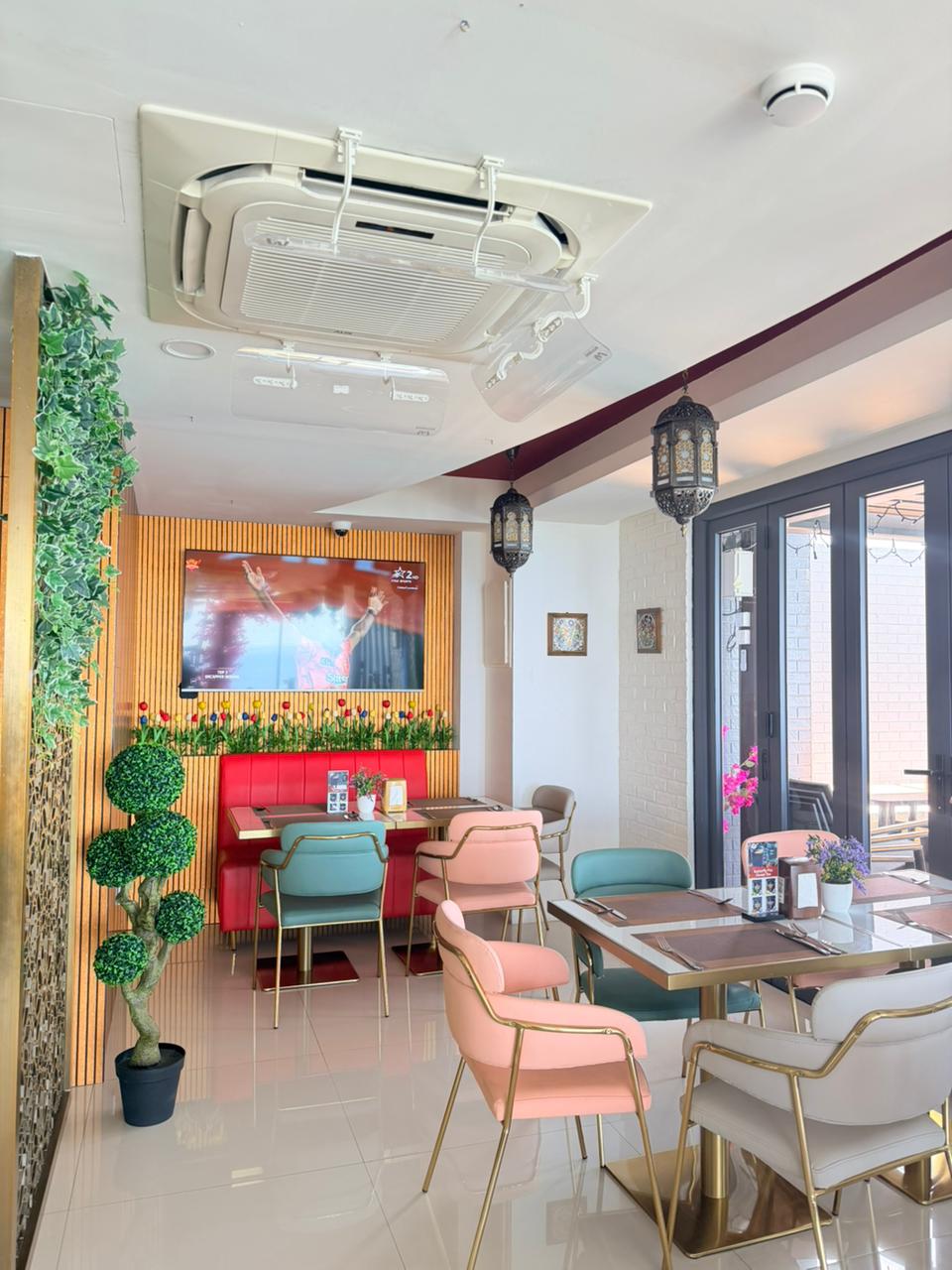Lazeez Gourmet interior